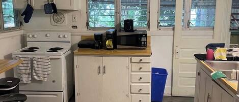 Een magnetron, een oven, een kookplaat