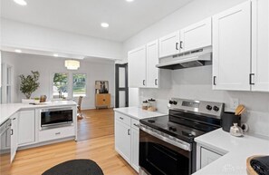 Microondas, horno, placa de cocina y lavavajillas