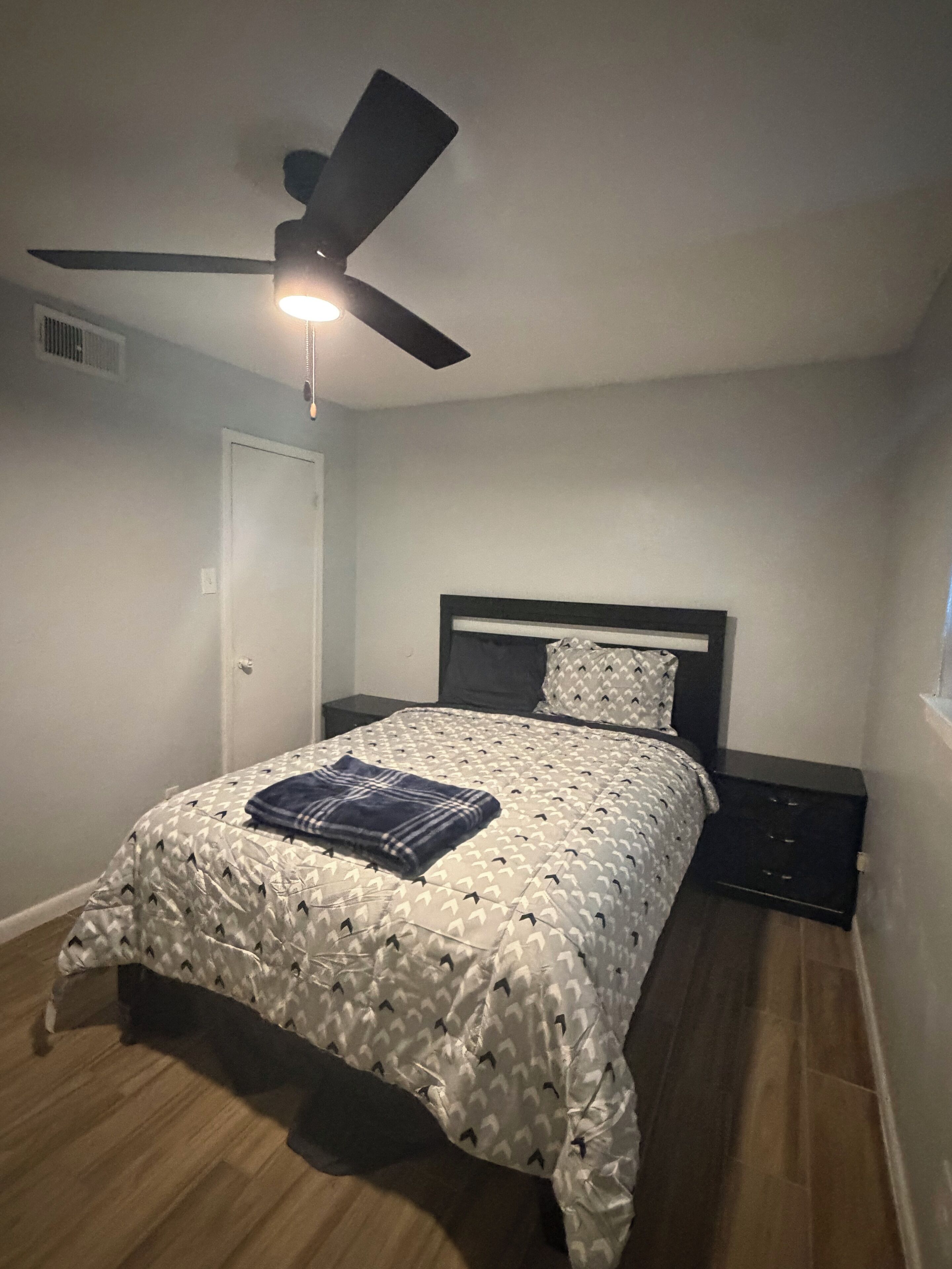 2 habitaciones, tabla de planchar con plancha, wifi y ropa de cama 