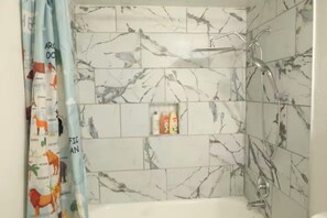 Toallas, jabón, papel de baño 