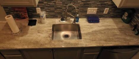 Micro-ondes, four, plaque de cuisson, lave-vaisselle