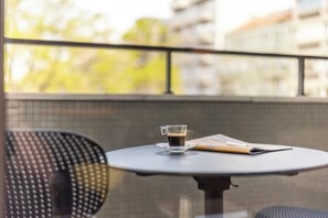 Outdoor dining - Premium 2BR Apartment in Avenidas Novas, Lisbon | Balcony & Included Services (Lisboa)