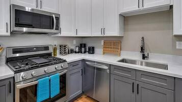 Mikrovågsugn, ugn, spishäll och diskmaskin