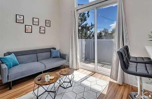 Modern Midtown Oasis: Mountain Views & Walkable Vibes