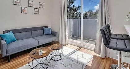Modern Midtown Oasis: Mountain Views & Walkable Vibes