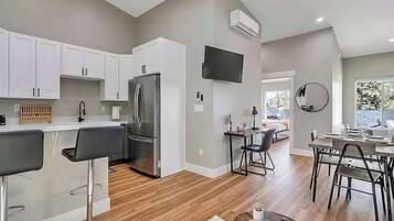 Mikrovågsugn, ugn, spishäll och diskmaskin