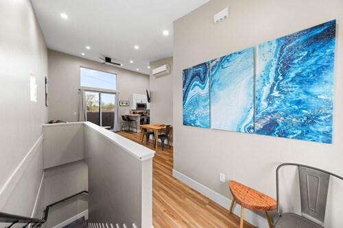 Modern Midtown Oasis: Mountain Views & Walkable Vibes
