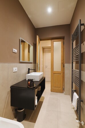 Double Room, City View | Bathroom | Shower, towels, soap, shampoo - Camillò Guest House (Ivrea)