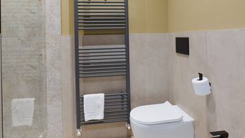 Quarto casal, sacada, vista para a montanha | Banheiro | Chuveiro, toalhas de banho, sabonete, shampoo