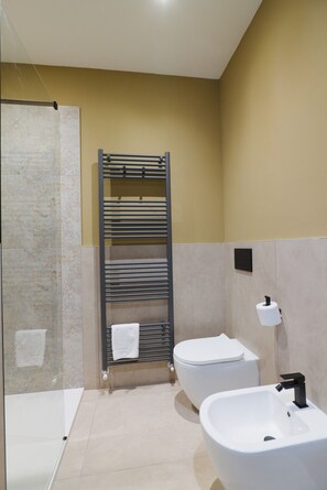 Camera doppia, balcone, vista montagna | Bagno | Doccia, asciugamani, sapone, shampoo