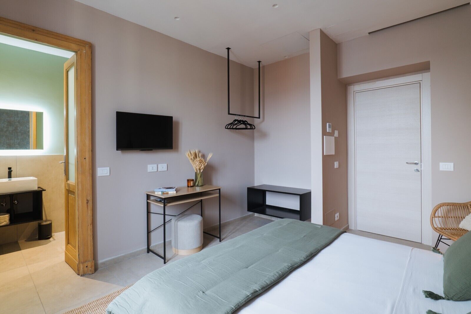 Dobbeltrom, fjellutsikt | Skrivebord og wi-fi (inkludert)