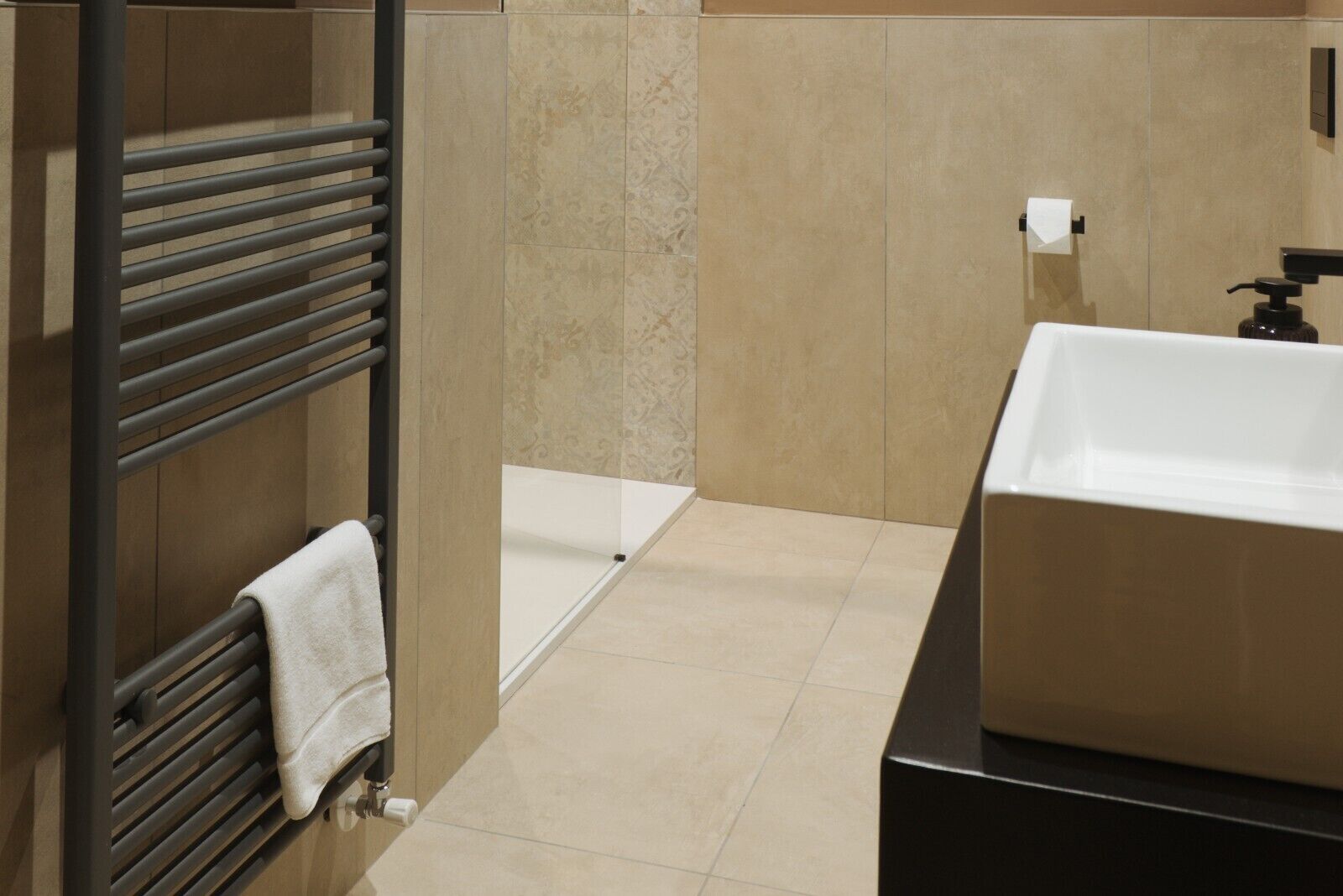 Camera doppia, vista città | Bagno | Doccia, asciugamani, sapone, shampoo