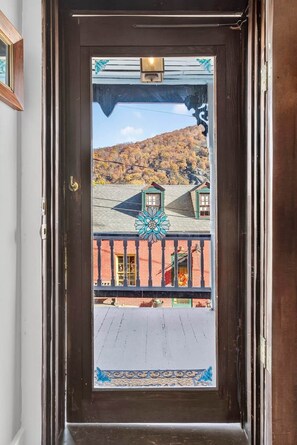 Interior - Historic High Street Retreat (Harpers Ferry)