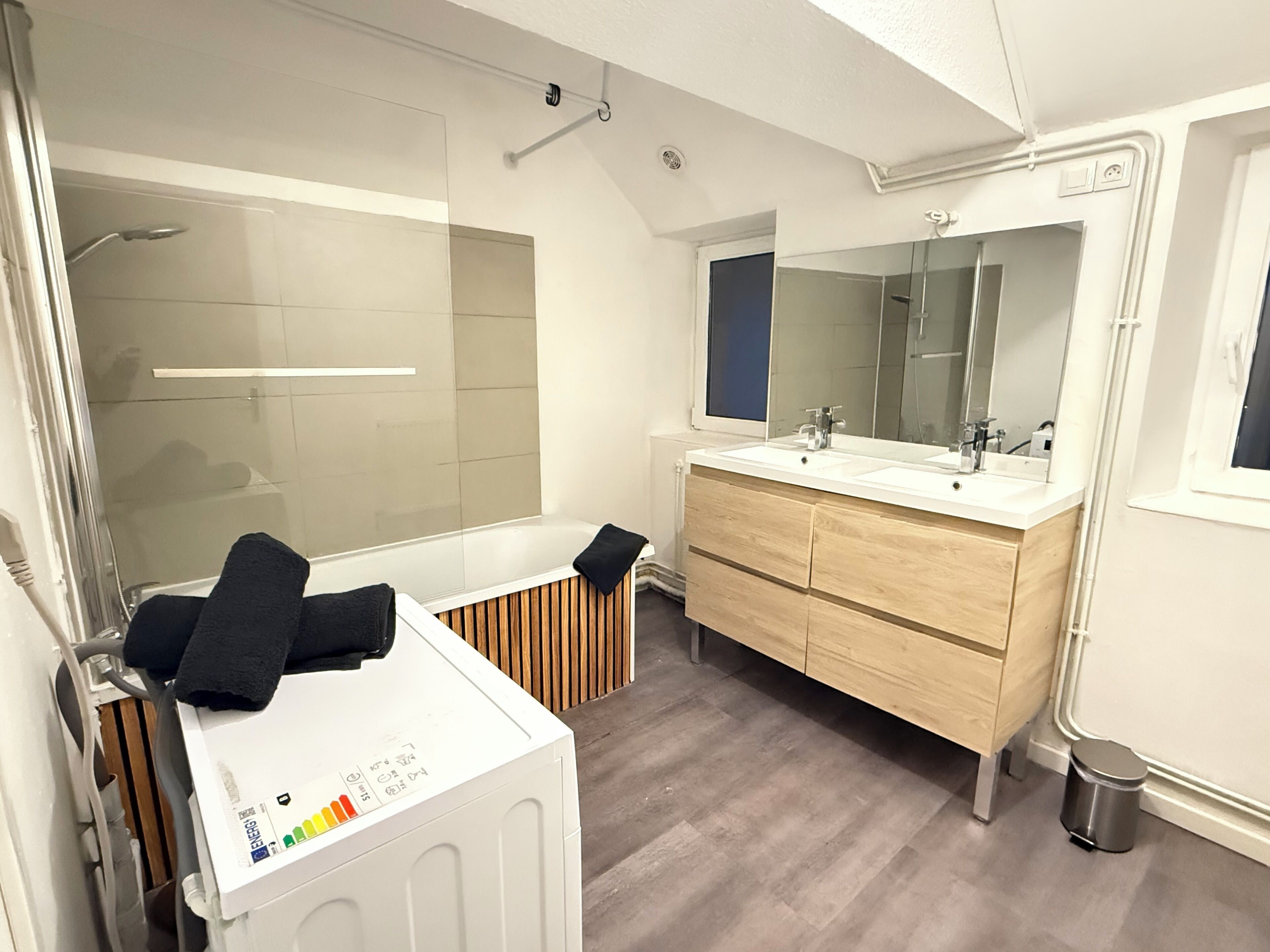 Secador de pelo, toallas, papel higiénico