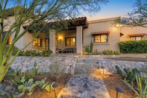 Exterior - Saguaro Crown Premier 4 BD Foothills Escape! (Tucson)