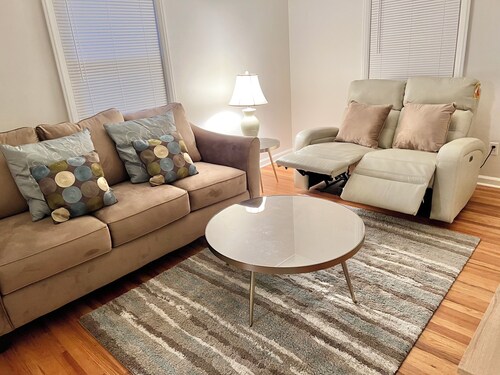 Perfect 3-bedroom Comfy Cozy home with AC, & Sun Porch in charming Harper Woods.