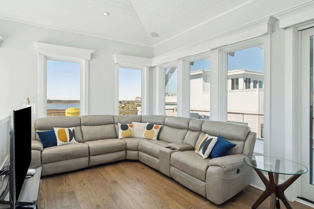 TV, peis og kontorer