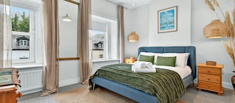 Stay in Central Sligo Walk to Rail, Cafes + Shops