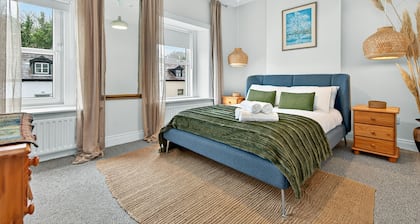 Stay in Central Sligo Walk to Rail, Cafes + Shops