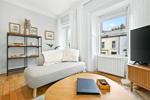 Stay in Central Sligo Walk to Rail, Cafes + Shops