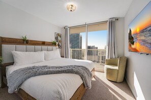 3 bedrooms, iron/ironing board, travel cot, free WiFi - Sky-High Luxury 3BR with Brickell City & Bay Views (Miami)
