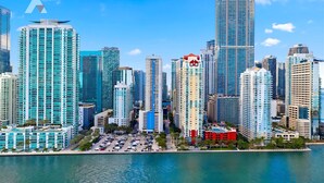 A high-rise hotel with a modern design, located near a waterfront. - Sky-High Luxury 3BR with Brickell City & Bay Views (Miami)