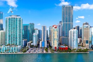 Exterior - Sky-High Luxury 3BR with Brickell City & Bay Views (Miami)