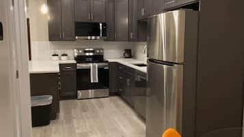 Een koelkast, een magnetron, een oven, een kookplaat