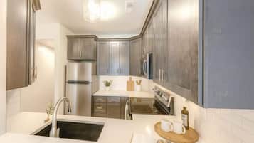 Een koelkast, een magnetron, een oven, een kookplaat