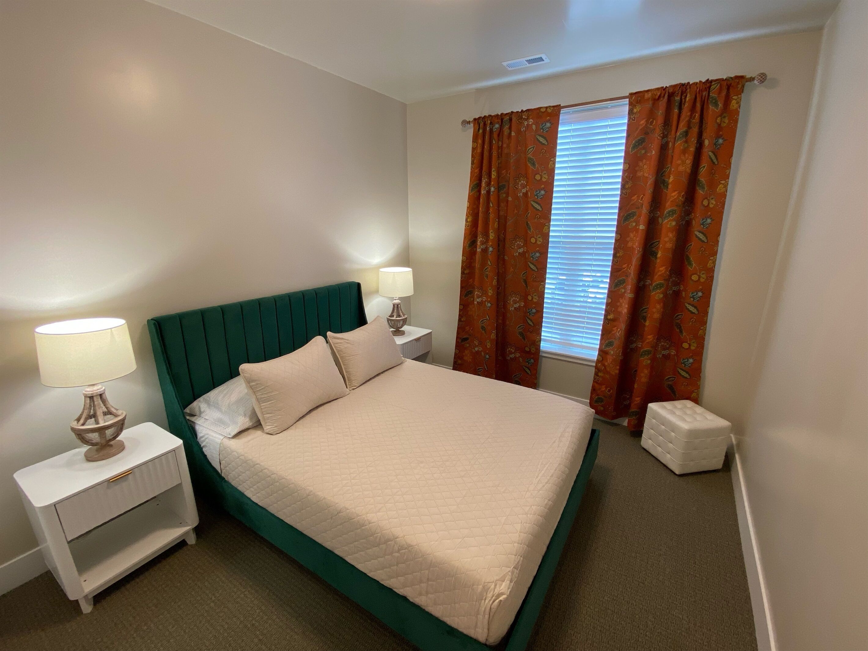 6 bedrooms, desk, iron/ironing board, travel crib