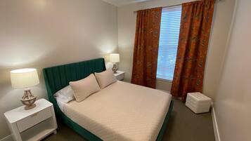 6 bedrooms, desk, iron/ironing board, travel crib