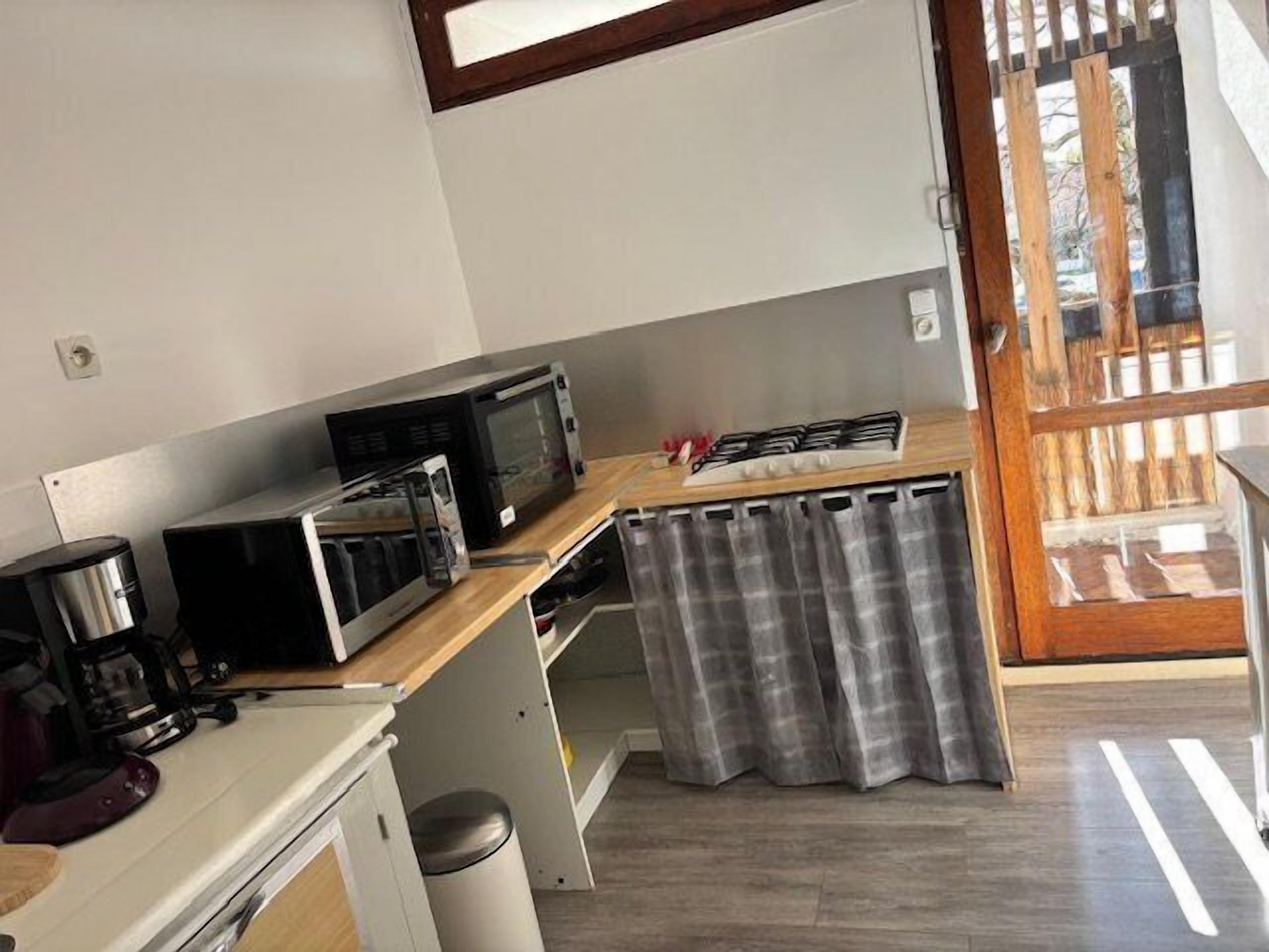 Geladeira, micro-ondas, talheres/pratos/utensílios de cozinha