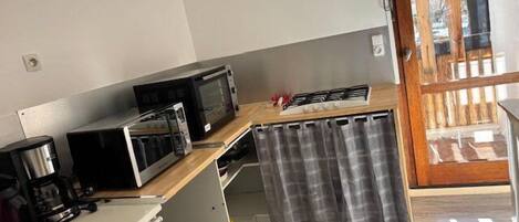 Geladeira, micro-ondas, talheres/pratos/utensílios de cozinha