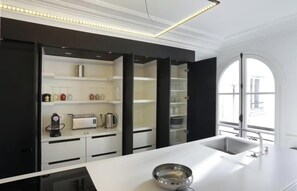 Kühlschrank, Mikrowelle, Ofen, Geschirrspüler