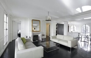 Unclassified image, 3 of 28, button - JUST A FEW STEPS FROM OPÉRA GARNIER & THE ELEGANT PALAIS ROYAL – 160 SQM (Paris)