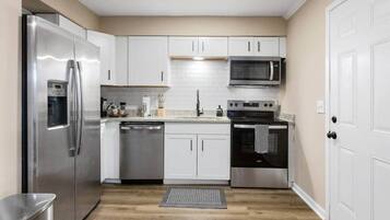 Microondas, horno, parrilla de estufa y lavavajillas