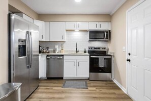 Microondas, horno, parrilla de estufa y lavavajillas 