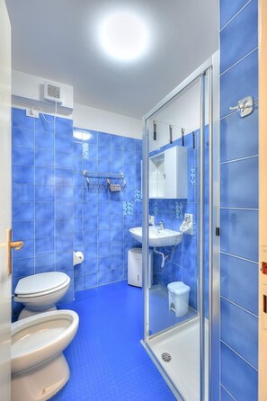 مجففات شعر، مناشف، ورق حمّام