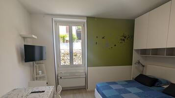 1 slaapkamer, een strijkplank/strijkijzer, gratis wifi, beddengoed