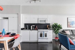 Deluxe Apartment, City View | Private kitchen - Toronto Union Suites - Free Parking (Toronto)
