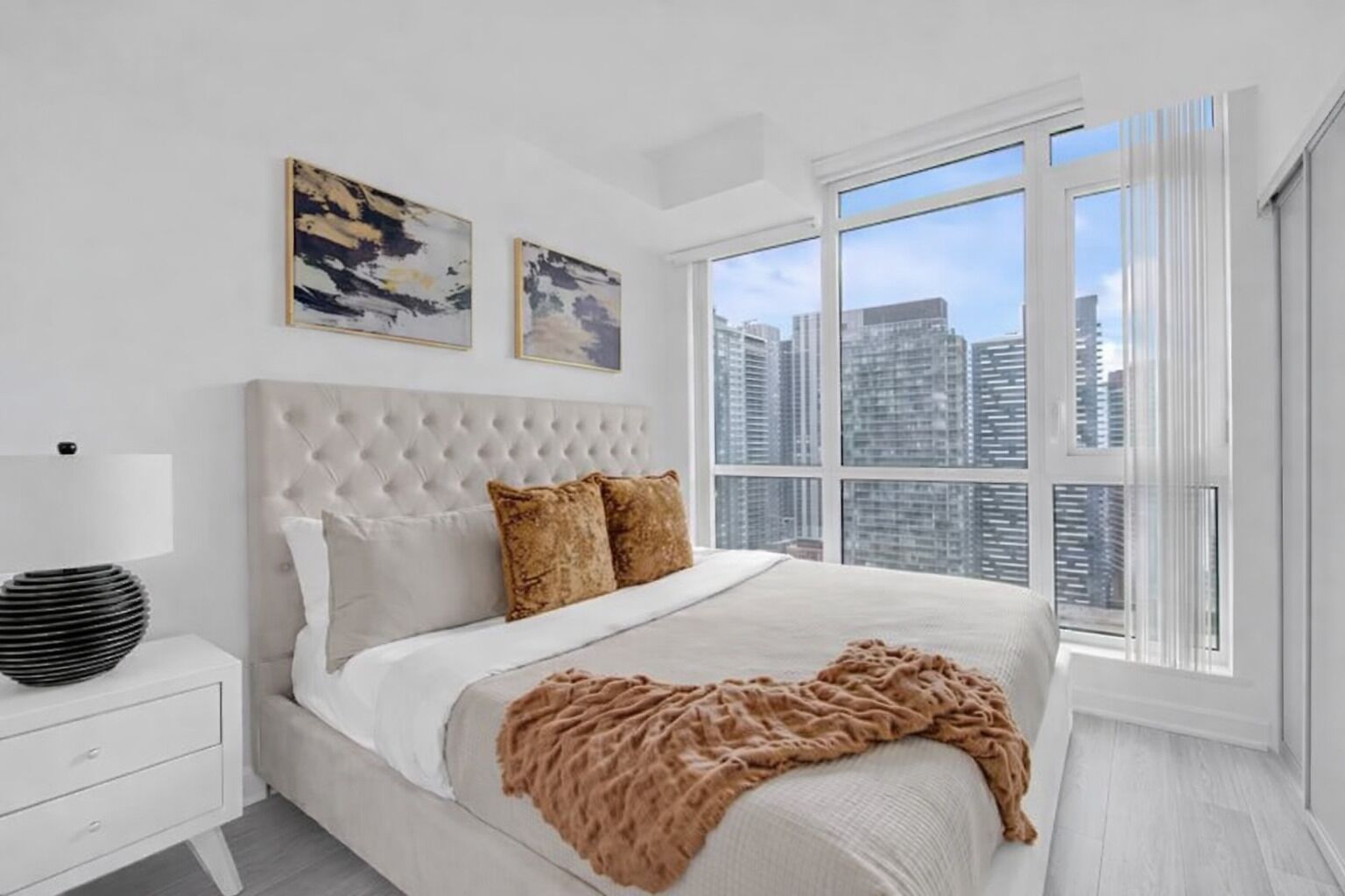 Deluxe Apartment, City View | Meja, ruang kerja komputer riba, seterika/papan seterika, Wi-fi percuma 