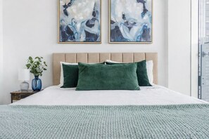 Deluxe Apartment, City View | Desk, laptop workspace, iron/ironing board, free WiFi - Toronto Union Suites - Free Parking (Toronto)