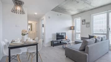 Apartamento conforto, vista para a cidade | Escrivaninha, espaço de trabalho para notebook