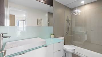 Departamento Confort, vista a la ciudad | Baño | Tina con regadera, secadora de cabello, toallas