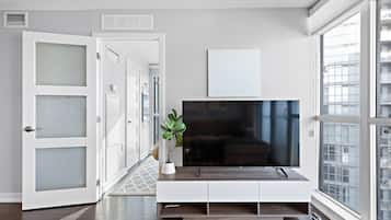 Deluxe Apartment, City View | Bathroom | Combined shower/tub, hair dryer, towels