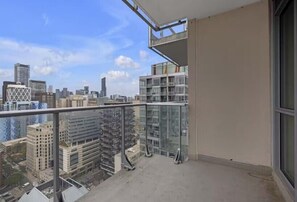 Deluxe Apartment, City View | City view - Toronto Union Suites - Free Parking (Toronto)