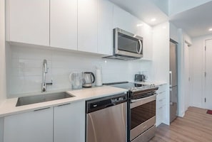 Deluxe-huoneisto, kaupunkinäköala | Yksityinen keittiö | Täysikokoinen jääkaappi, mikroaaltouuni, uuni, liesi