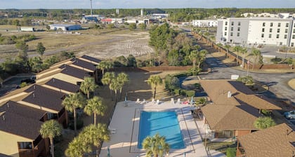 Sandbar Serenade by Avantstay Beachside Home + Pool + Tennis Court + Beach Access + Near Pier Park