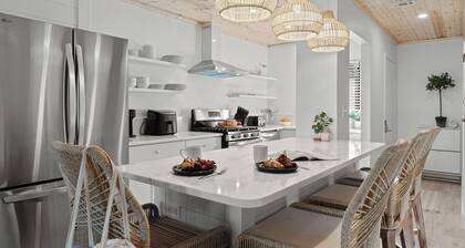 Sandbar Serenade by Avantstay Beachside Home + Pool + Tennis Court + Beach Access + Near Pier Park