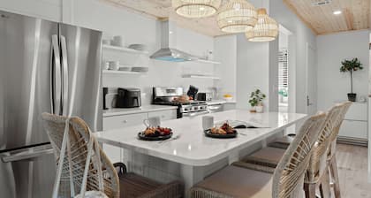 Sandbar Serenade by Avantstay Beachside Home + Pool + Tennis Court + Beach Access + Near Pier Park